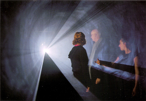 Anthony McCall, “Line Describing a Cone” da série "Solid Light Film Installation", 1973. Projeção 16mm