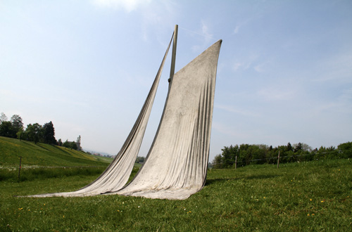Thiago Rocha Pitta, Monumento à deriva continental, 2011. Cimento sobre tela, 5m de altura por 6m de largura